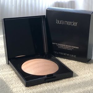 LAURA MERCIER Matte Radiance Baked Powder Compact in Highlight 01 - Golden Nude